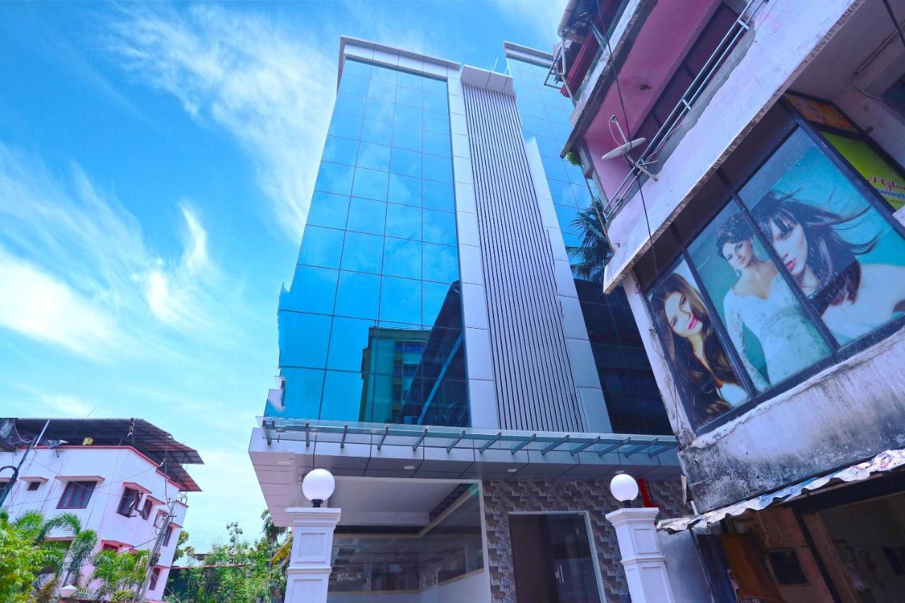 Oyo 13577 Tkr Metro Residency Hotel Kochi Exterior photo