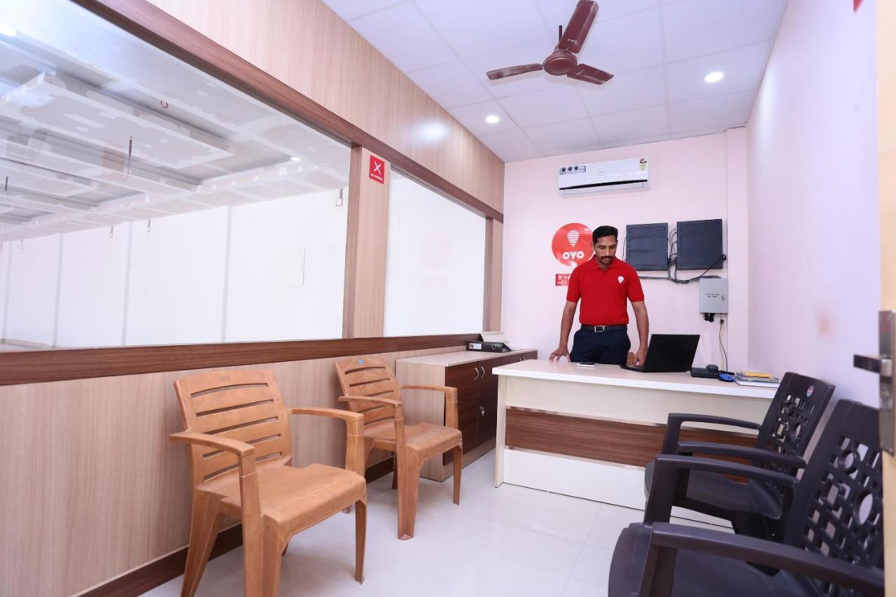 Oyo 13577 Tkr Metro Residency Hotel Kochi Exterior photo